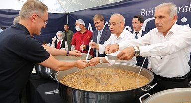 Serdivan Belediyesi Vatandaşlara Aşure İkramında Bulundu