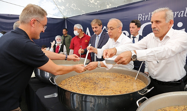 Serdivan Belediyesi Vatandaşlara Aşure İkramında Bulundu