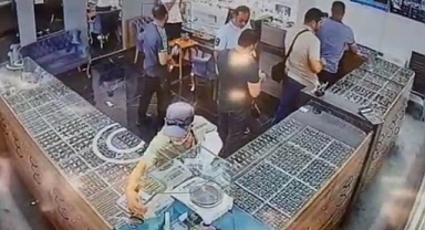 Yüzsüz Hırsız Çaldığı Küpeleri Geri Satmaya Çalışırken Yakalandı