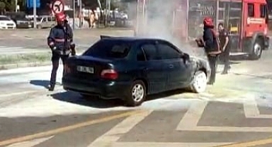 Adapazarı'nda Korku Anları: Otomobil Bir Anda Duman Aldı