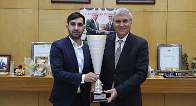 Başkan Yüce Avrupa Şampiyonu Berkay'ı Makamında Ağırladı