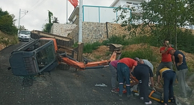 Devrilen İş Makinesinin Operatörü Yaralandı