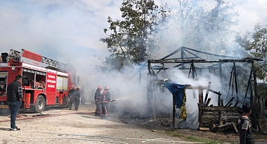 Karasu'da Korkutan Yangın: Baraka Küle Döndü