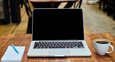 Uzmanlardan Önemli Uyarı: Bilgisayara Bakarken Gözlük Takmayın