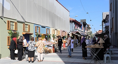 Adapazarı Belediyesi Menekşe Sokağı'nı Sanat Sokağına Dönüştürdü