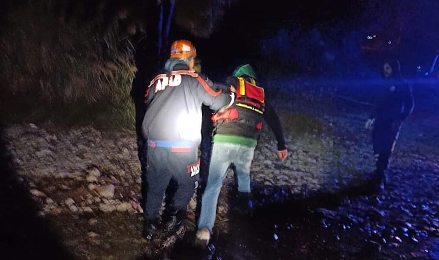 AFAD Ekipleri Mahsur Kalan 4 Kişiyi Kurtardı