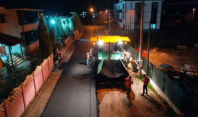 Akyazı’da Asfalt Çalışmaları Gece Yarısına Kadar Sürdü