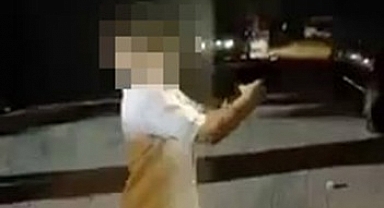 Bu Kadarı Da Pes! Minik Çocuğun Eline Silah Verip Ateş Ettirdiler