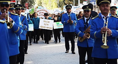 Büyükşehir Kent Orkestrası ve Öğrenciler Çark Caddesi’nde Yürüdü