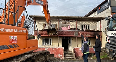 Hendek'te Metruk Binalar Tek Tek Yıkılıyor
