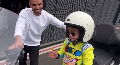 Milletvekili Sofuoğlu'nun Minik Oğlu Yine Şaşırttı! 1800 cc'lik Motosikletle Adeta Dans Etti