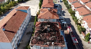 Serdivan'da 3 Katlı Binanın Çatı Katı Cayır Cayır Yandı