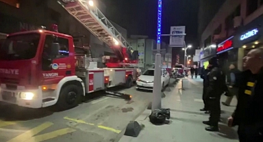 Adapazarı'nda Yangın Paniği! Binanın İkinci Katı Alevlere Teslim Oldu