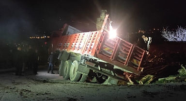 Akyazı'da Kamyon Devrildi