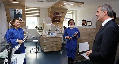 Başkan Alemdar Sağlık Çalışanlarına Karanfil Dağıttı