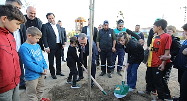 Başkan Işıksu Çocuklarla Fidan Dikti
