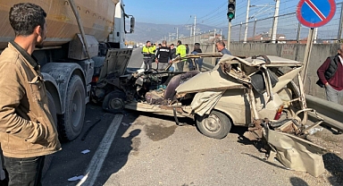 Feci Kaza! Otomobil Kamyona Çarptı