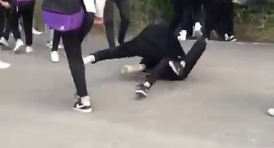 Öğrenciler Birbirine Girdi! Kızların Kavgası Kamerada