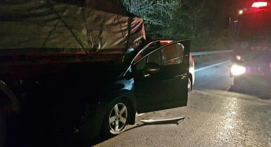 Otomobil Tıra Çarptı: 2 Yaralı