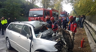 Özel Halk Otobüsü ile Otomobil Kafa Kafaya Çarpıştı: Ölü ve Yaralılar Var