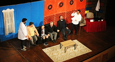 ‘Sırf Tiyatro’ İzleyenlere Eğlenceli Anlar Yaşattı