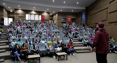 Yazar Melih Tuğtağ Miniklerle Buluştu