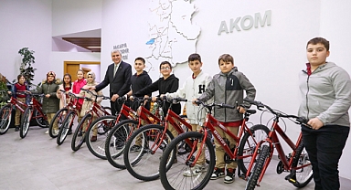 Başkan Yüce, Bilim ve Sanat Merkezi Öğrencilerine Bisiklet Hediye Etti