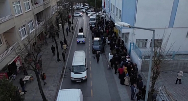 EYT Müjdesinin Ardından Vatandaşlar Soluğu SGK Önünde Aldı