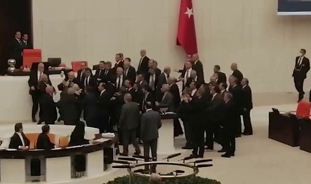 Meclis Bir Anda Karıştı! Yumruklar Havada Uçuştu