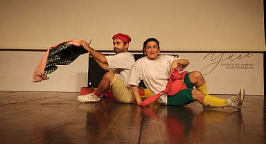 Tiyatro Oyunu Minikler Tarafından İlgiyle İzlendi