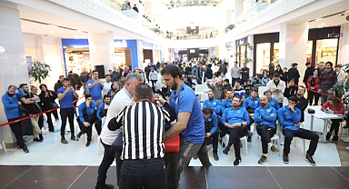 Bilek Güreşi Turnuvası Alışveriş Merkezi Ziyaretçilerinin Dikkatini Çekti