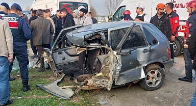 Feci Kazada Otomobil Parçalandı: 2 Yaralı