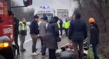 Islak Zemin Kazayı Beraberinde Getirdi: 3 Yaralı