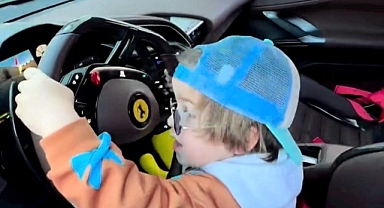 Minik Zayn Milyonluk Ferrari'yi Kullandı