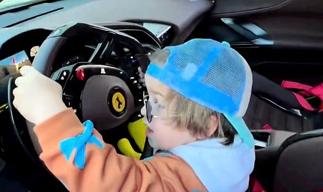 Minik Zayn Milyonluk Ferrari'yi Kullandı
