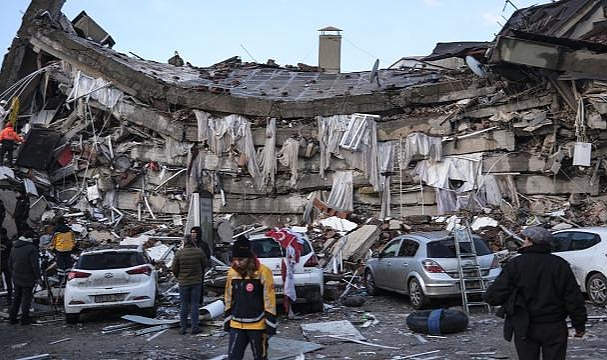 101 Saat Sonra Enkazdan Çıkarıldı