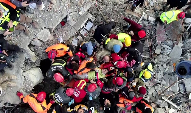 182 Saat Sonra Enkazdan Çıkarıldı