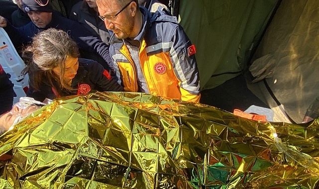 296 Saat Sonra 3 Kişi Daha Enkazdan Sağ Çıkarıldı