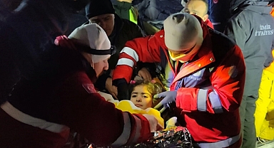 7 Yaşındaki Küçük Çocuk Enkazdan Sağ Çıkarıldı