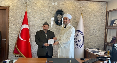 73 Yaşındaki Adam Depremzedelere Umre Parasını Bağışladı