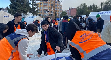 AFAD Gönüllüleri Depremzedeleri Yalnız Bırakmıyor