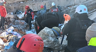 Büyükşehir Ekipleri 5 Yaşındaki Çocuğu Enkazdan Çıkardı