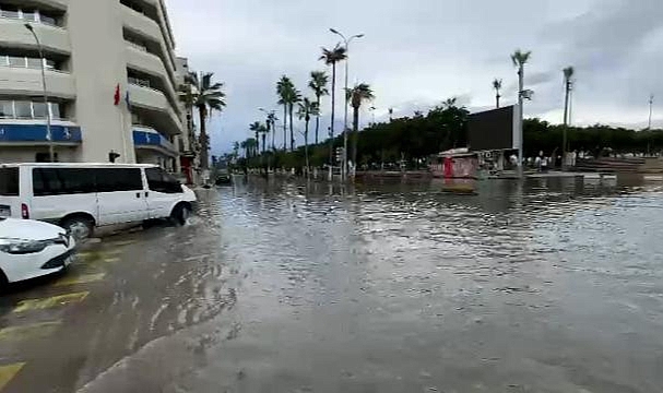 Deprem Bölgesinde Korkunç Görüntüler: Bir Yanda Yangın, Bir Yanda Sel! İşte Detaylar...