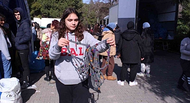Deprem Kolisinden Mayo, Abiye ve Topuklu Ayakkabı Çıktı!