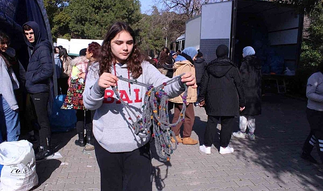 Deprem Kolisinden Mayo, Abiye ve Topuklu Ayakkabı Çıktı!