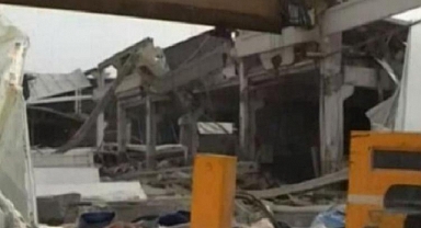 Depremde Hasar Gören Fabrika Çöktü! İşçiler Enkaz Yığınının Altında Kaldı!