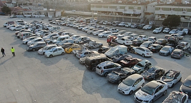 Depremde Zarar Gören Araçlar Araba Mezarlığına Götürüldü