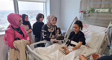 Depremzede Hatice'nin Doğum Günü Hastanede Kutlandı