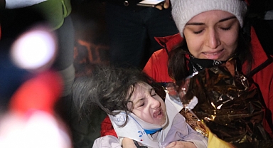 Enkaz Altındakiler İçin Zamana Karşı Yarış: 72 Saat Sonra Canlı Çıkarıldı