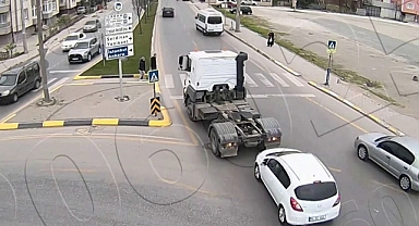 Feci Kaza! Otomobil Tıra Çarptı